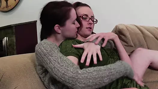 Zoey Holloway ve Jay Taylor ateşli esmer lezbiyenler