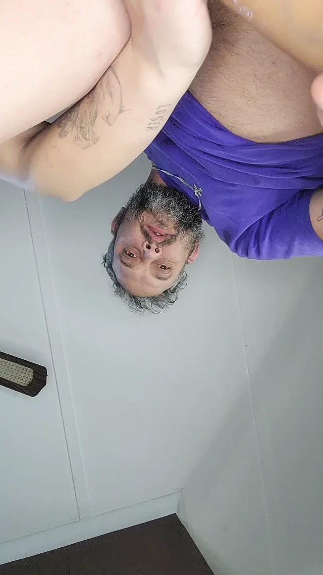 Üvey kız kardeşimi çığlık atana ve orgazm olana kadar sikiyorum