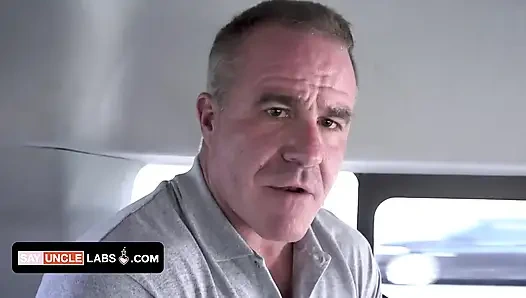 Kaslı adam genç delikanlıyı kurtarma minibüsüne sokuyor ve ona fantezilerini paylaşması için güvenli bir alan veriyor