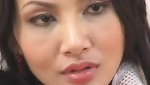 Çarpıcı Asyalı gelin tek başına azdırıyor