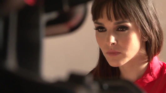 Lüks bir kanepede ciddi üçlü amcık yalıyor