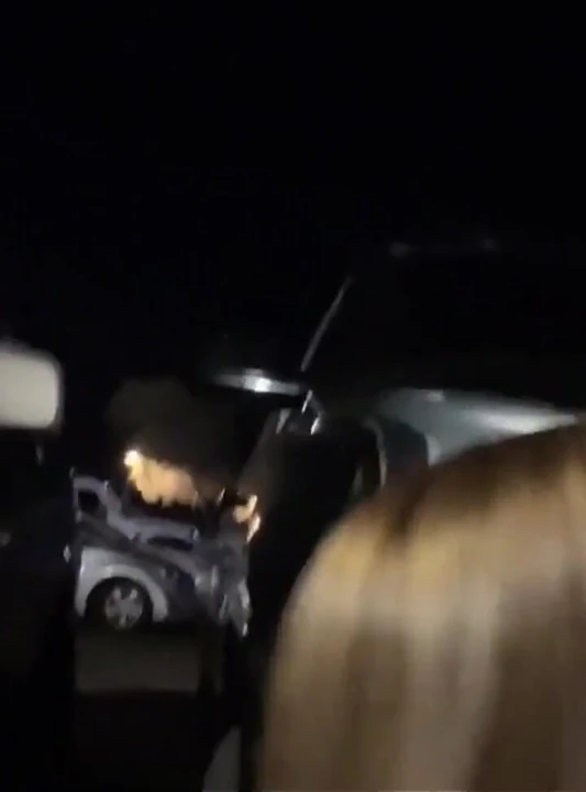 Riskli evli kadın barda / otoparkta yarak emiyor ve döl yürüyüşü