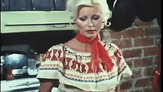 Винтажный порно тройничок со шлюшкой, которую шпилят и наполняют сливками два мужика