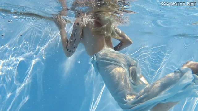 Mimi Cica еще раз показывает, насколько сексуально она умеет плавать
