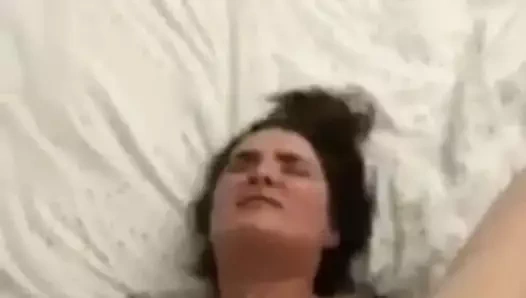 Kendi yüzüne fışkırtıyor