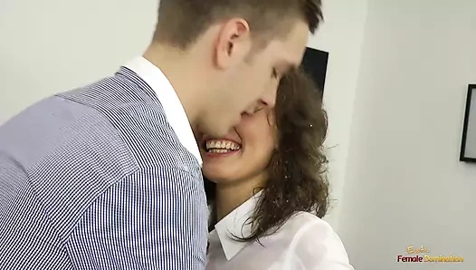 Esmer sekreter iki musluklar ile bazı ıslak eğlence yaşıyor