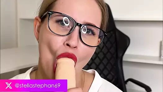 Seksi sekreter önünde flört ediyor ve mastürbasyon yapıyor