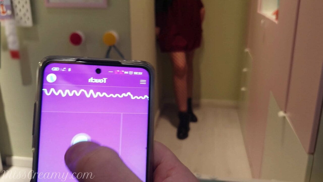 Alışveriş merkezinde halka açık uzaktan vibratör - amcığını lush ile kontrol ediyorum