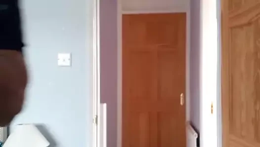 Yatak odasında elbiseli Kazzie