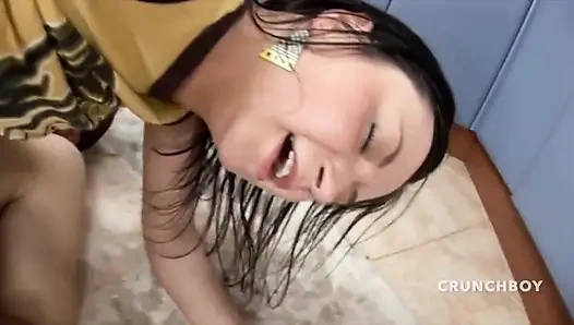 Genç öğrenci kız büyük yarakla prezervatifsiz sikiliyor ve gırtlağına kadar boşalıyor 17