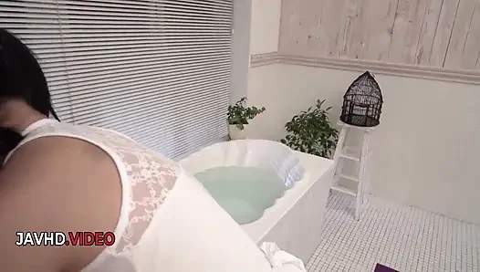 Tatlı esmer genç kız canlı olarak yüzüne sıcak Asyalı boşalmanın tadını çıkarıyor