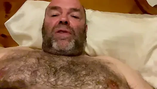 Lanista Bear kırmızı ham cilt isteği nedeniyle kasıklarını dölliyor ve yatıştırıyor