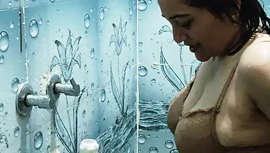 Hintli kadın banyo yapıyor