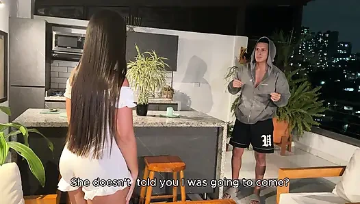 Üvey erkek kardeşim beni akşam yemeğine davet ediyor ve ebeveynlerimiz bizi yalnız bıraktığında nasıl seks yaptığımızdan anıyoruz!