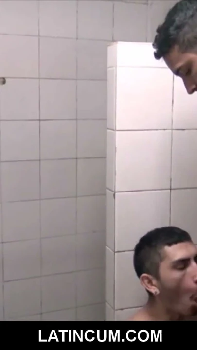 Genç latino oğlan üçlü ile çocuklar içinde spor salonu duş için nakit | Klip 1