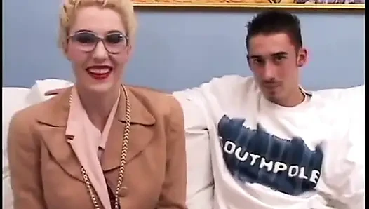 Sarışın fahişe genç asılı bir adam tarafından domalıyor ve arkadan sikiliyor