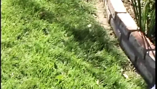 iki sıcak kızlar keyfini çıkarın musluklar açık havada