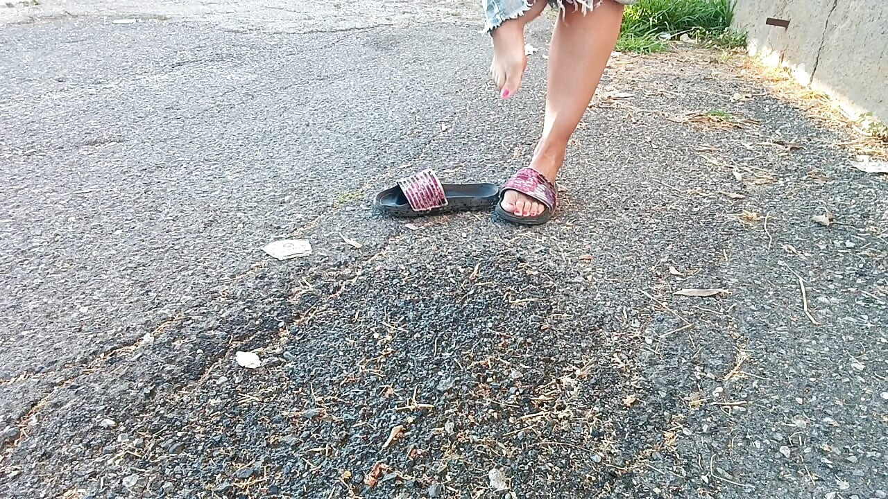 Göğüslerimi sergiliyor, göğüslerimi ve amımı gösteriyor ve sokağa işiyorum.