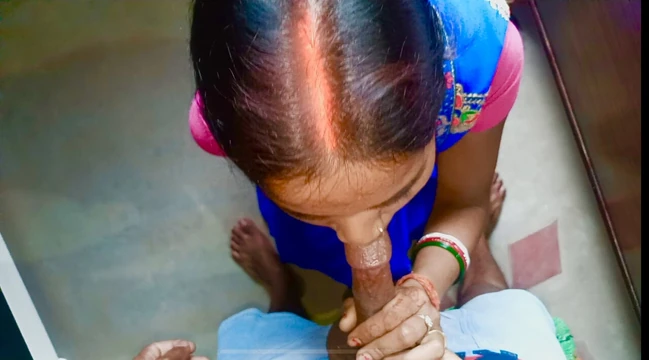 Я видела, как моя сводная сестра трахает пальцами ее киску в спальне, а затем тайно трахнул ее