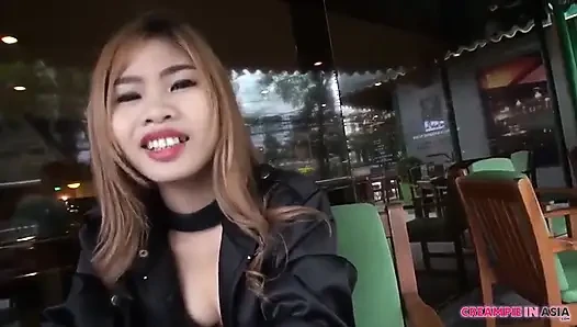 Seksi siyah bir elbise giyiyordu, götü çok güzeldi, prezervatifsiz, yarı dölleme ve diğer yarısı dışarıda