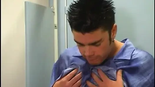 Yarağa tapan sürtük restooromda adama sakso çekiyor