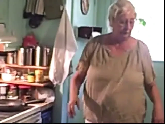 Seksi Hollandalı kız orta yaşlı seksi kadın kahvaltı hazırlıyor