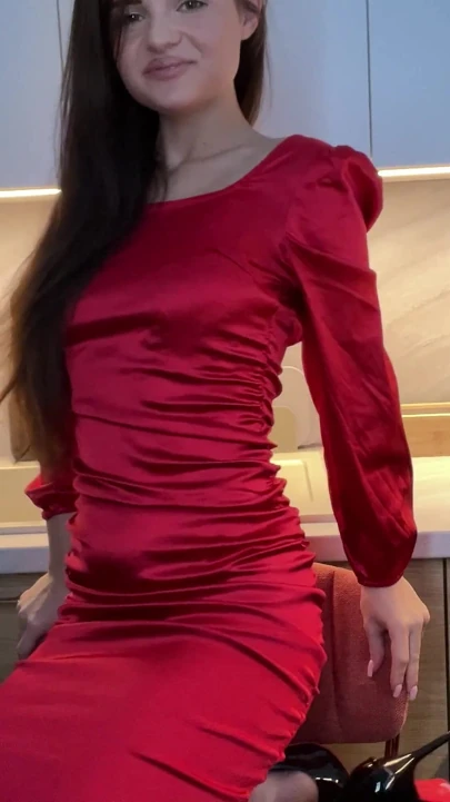 Kırmızı elbisenin gitmesine izin veriyor