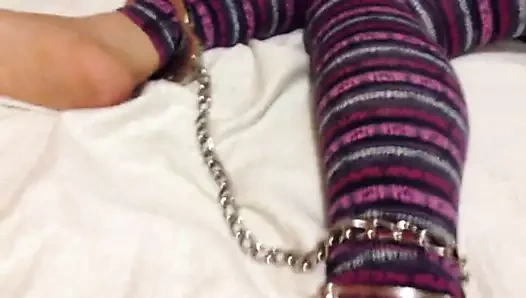 Karım ayakları kelepçeli