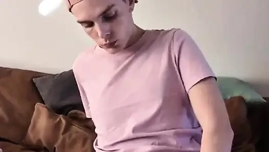 Twink kanepesinde boşalıyor