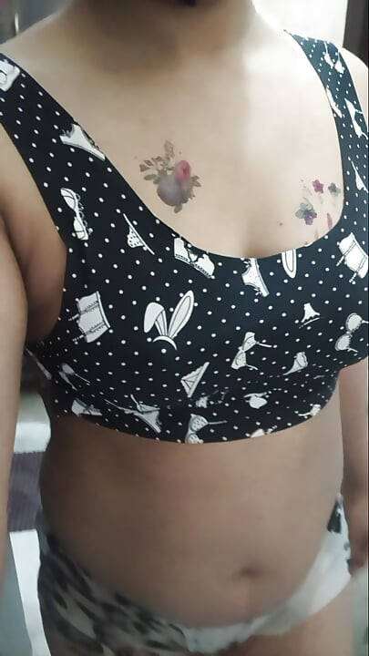 Indian Bhabhi ka Full Nude Bathing Video