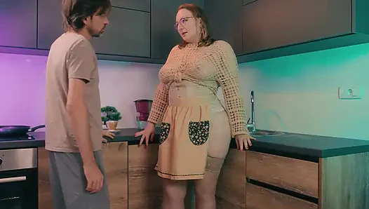 Bu lanet mutfakta bir şey bulmak için bu üvey annesini götten sikmek zorundasın! derin anal sallayarak orgazm içinde bir şey..