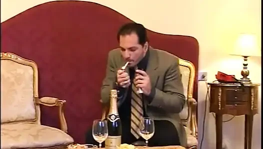Büyük götlü sarışın güzellik götten sikiliyor