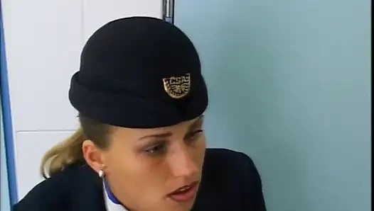 Hostes umumi tuvalete işiyor sonra ağzına boşalana kadar büyük bir yarağı sikiyor