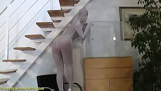 Taytlı kız kendini cam kutuya sıkıştırıyor