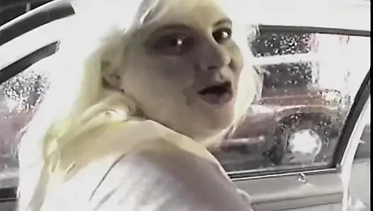 Sarışın orta yaşlı seksi kadın sert sikişten sonra dölle sırılsıklam