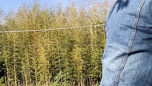 No. 142 Yolda bir döner döner setiyle bisiklete biniyor