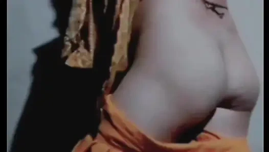 Birçok kız viral olmayı sever ama bu kolay bir şey değil. Bu yüzden bazı kızlar kestirmeden yararlanıyor. Bir kızın bu desi çıplak v