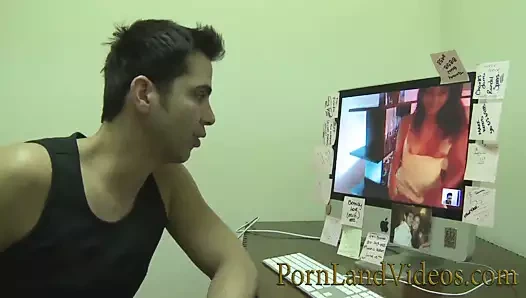 Küçük memeli esmer oral seksten sonra yatakta sikiliyor