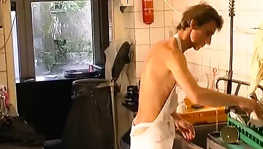 Almanya'dan inanılmaz bir sarışın hatun göğüslerini uzun bir çubuk tarafından püskürtülür