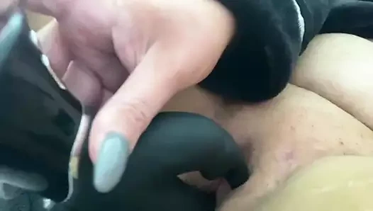 Karısı büyük siyah azgın tavşanla oynuyor