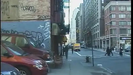 Harika vücutlu deri elbiseli ateşli dominatrix bir adamı kıskaçla sikiyor