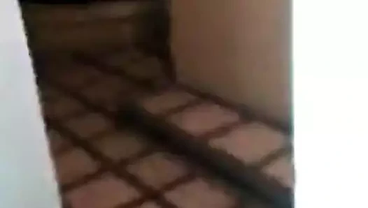 Porte ouverte de la chambre d'hotel