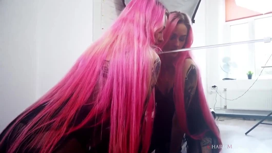 Duvardaki ayna seksi pembe saçlı kız adele