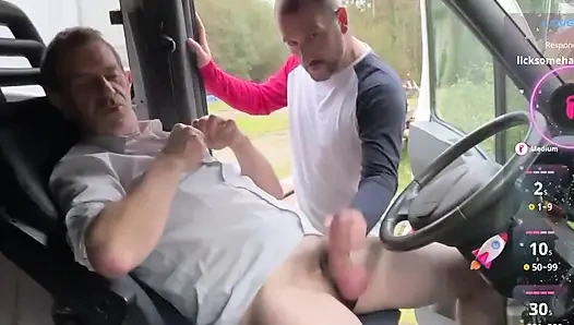 İki adam benimle eğleniyor ve bir izleyici de gösteriye katılıyor