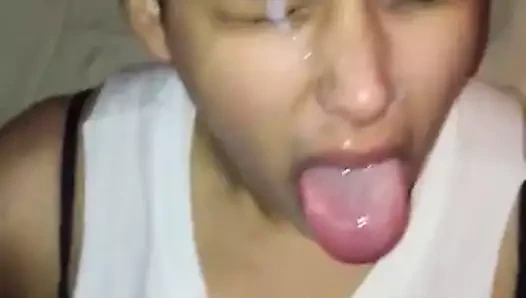 Kız arkadaşın yüzüne boşalmak için emiyor