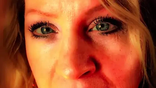 Katlicious kırmızı iç çamaşırlı çok seksi ve baştan çıkarıcı striptiz yapıyor