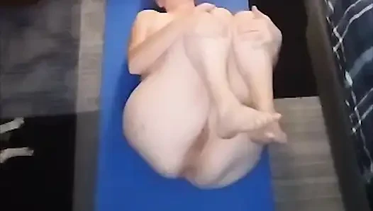 Güzel ateşli hatun senin için çıplak yoga yapıyor!