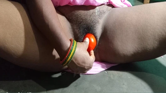 Hintli evli kadın tomotar vajina ile ateşli vajinasını parmaklıyor