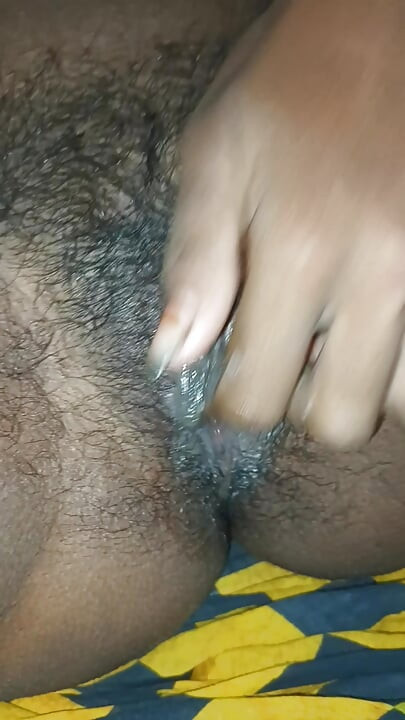 Ateşli Hintli kız seksi amcığını parmaklıyor