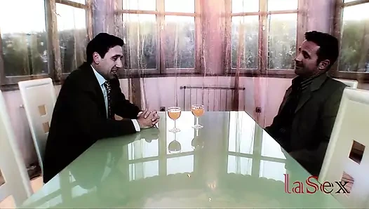 Cherry Jul ve Regina Ice bir çift adam tarafından götlerinden sikiliyor